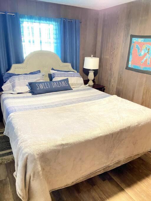 Сasa de vacaciones The Homebase - Charming 3 Bedroom Home, With Ac!