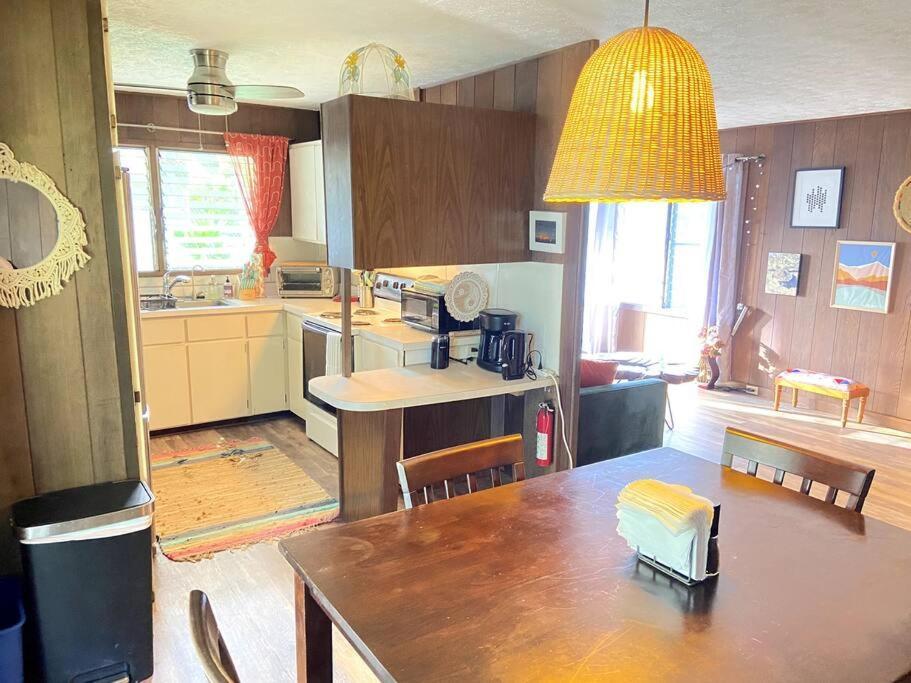 Сasa de vacaciones The Homebase - Charming 3 Bedroom Home, With Ac!
